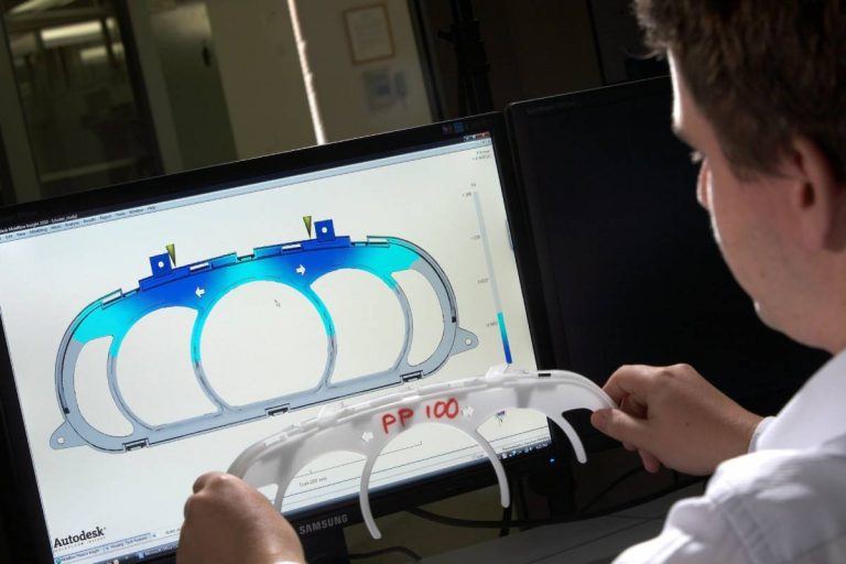 ¿Cómo beneficia la simulación en la fabricación con plásticos?