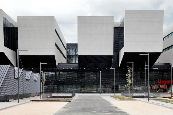 La transformación digital, clave para lograr el trabajo distribuido en Ghesa y Empresarios Agrupados  La pandemia iniciada en el año 2020 ha demostrado que la resiliencia es vital para las organizaciones empresariales, permitiendo reinventarse y redirigir el uso de recursos tanto tecnológicos como humanos para dar respuesta a eventos inesperados.   Las estrategias empresariales ven ahora dentro de sus agendas al teletrabajo, la automatización de procesos, la comunicación digital, la industria inmersiva y la nube como repositorio de documentación. En Ghesa y Empresarios Agrupados el escenario no ha sido diferente, para lograr un trabajo distribuido en el menor tiempo posible y con la máxima productividad, establecieron un sistema de licencias de software de Autodesk que permitía el trabajo deslocalizado y de múltiples soluciones digitales, adaptada a cada uno de los empleados según su tipo de proyectos y cargas de trabajo.   En este proceso de migración al trabajo distribuido, el acompañamiento de empresas asesoras es indispensable para reducir los errores y la pérdida de tiempo y dinero. Ghesa ha contado con la colaboración de CAD&LAN y del equipo de Autodesk para gestionar y dar seguimiento a más de 300 instalaciones de software en períodos de tiempo muy reducidos.   La versatilidad de las empresas y de los modelos de negocios para impulsar la creatividad, empoderar a los colaboradores en sus funciones y asumir las tecnologías más innovadoras, permitirá la creación de espacios de trabajo distribuidos y digitalizados, que dinamizarán el crecimiento y el logro de los objetivos, a pesar de los momentos convulsos como los vividos en los últimos años. 