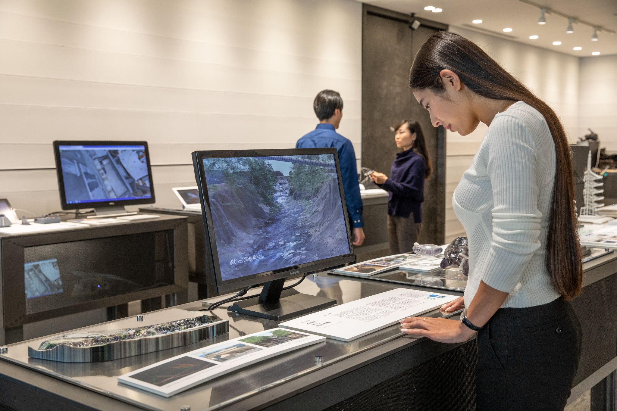 Oficina y vista de los ordenadores